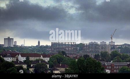 Glasgow, Schottland, Großbritannien. Juni 2025. Wetter in Großbritannien: Der Regen verzeichnete sinkende Temperaturen, während der Sommer verschwindet, während stürmisches Wetter über dem westlichen Ende der Stadt hereinbricht. Credit Gerard Ferry/Alamy Live News Stockfoto