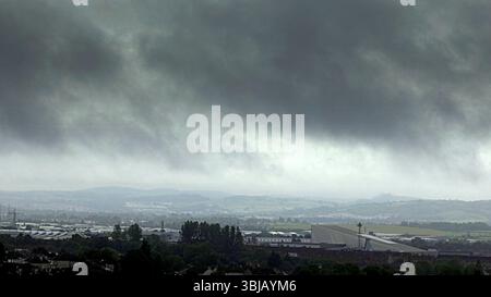 Glasgow, Schottland, Großbritannien. Juni 2025. Wetter in Großbritannien: Der Regen verzeichnete sinkende Temperaturen, während der Sommer verschwindet, während stürmisches Wetter über dem Süden der Stadt herrscht. Credit Gerard Ferry/Alamy Live News Stockfoto