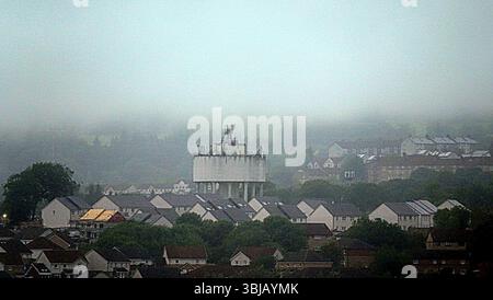 Glasgow, Schottland, Großbritannien. Juni 2025. Wetter in Großbritannien: Der Regen verzeichnete sinkende Temperaturen, als der Sommer verschwand, während stürmisches Wetter über dem Nordwesten der Stadt im gemeindesitz der Trommelkapelle mit seinem Wasserturm hereinbricht. Credit Gerard Ferry/Alamy Live News Stockfoto