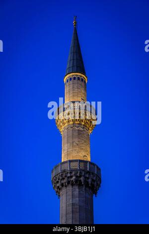 Die majestätische Suleymaniye-Moschee, eine osmanische Kaisermoschee, zeigt ihre majestätischen Minarette unter einem klaren Sonnenuntergangshimmel in Istanbul, Türkei Stockfoto