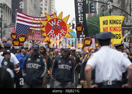 14. Juni 2025, New York, New York, USA: Die Menschen marschieren am 14. Juni 2025 in New York auf der Fifth Avenue bei der Proteste „No Kings“ gegen Trump. (Kreditbild: © Bryan Smith/ZUMA Press Wire) NUR REDAKTIONELLE VERWENDUNG! Nicht für kommerzielle ZWECKE! Stockfoto