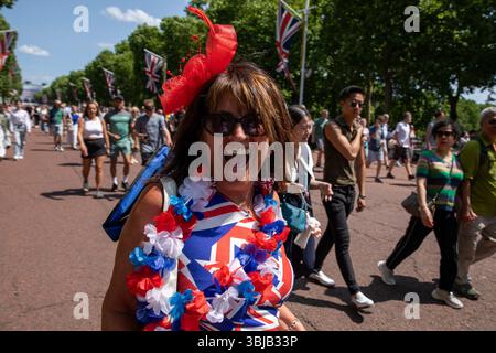 London, UK, 14. Juni 2025. Ein Mitglied der Öffentlichkeit, gekleidet mit gewerkschaftsflaggen, schließt sich den Menschenmassen in der Mall an. Tausende von Mitgliedern der Öffentlichkeit nehmen an der jährlichen Truppe der Farbe Teil. Anlässlich des offiziellen Geburtstags des Souveräns, der Mitglieder der britischen Königsfamilie und Tausender geladener Gäste. Nach der Fertigstellung füllen Mitglieder der Öffentlichkeit die Mall, um einen Militärflieger zu beobachten und die königliche Familie zu grüßen, während sie von einem Balkon im Buckingham Palace aus vor die Menge sprechen. Quelle: James Willoughby/ALAMY Stockfoto