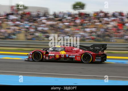 Le Mans, Frankreich. Juni 2025. Ferrari AF Corse (51) Alessandro Pier Guidi (ITA) James Calado (GBR) Antonio Giovinazzi (ITA), während der 24 Stunden von Le Mans 2025, Le Mans, Frankreich. Quelle: Gabriele Lanzo / Alessio Morgese / Alamy Live News Stockfoto