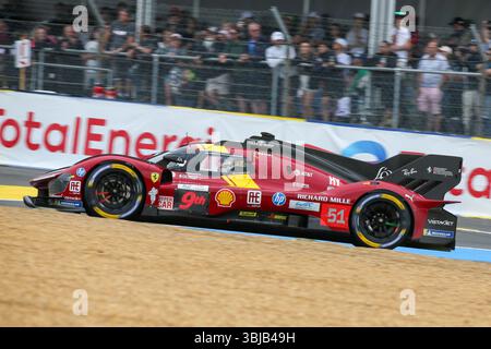 Le Mans, Frankreich. Juni 2025. Ferrari AF Corse (51) Alessandro Pier Guidi (ITA) James Calado (GBR) Antonio Giovinazzi (ITA), während der 24 Stunden von Le Mans 2025, Le Mans, Frankreich. Quelle: Gabriele Lanzo / Alessio Morgese / Alamy Live News Stockfoto