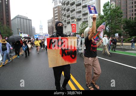 Philadelphia, Pennsylvania, USA. Juni 2025. Philadelphia, Pennsylvania 14. Juni 2025.Tausende Demonstranten überschwemmten am Samstag Center City in Philadelphia wegen des nationalen Protests „No Kings“, einer groß angelegten Reaktion auf die jüngsten Aktionen der Trump-Regierung. (Kreditbild: © Bruce Cotler/ZUMA Press Wire) NUR REDAKTIONELLE VERWENDUNG! Nicht für kommerzielle ZWECKE! Stockfoto