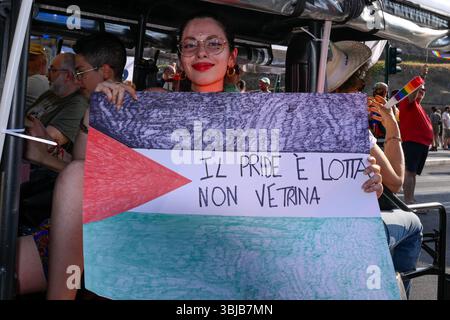Rom, Italien. Juni 2025. Ein Teilnehmer hält während der Rome Pride Parade 2025 in Rom, Italien, am 14. Juni 2025 ein Schild mit den Farben der palästinensischen Lesung „Pride is a fight, not a Showcase“ hoch. Quelle: Insidefoto/Alamy Live News Stockfoto