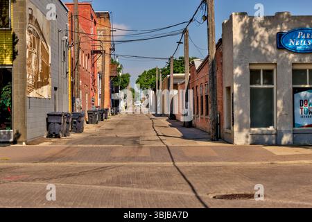 Lethbridge, Alberta - 6. Juli 2021: Hintergassen und Hintereingänge zu Gebäuden in Lethbridge Alberta Stockfoto