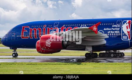 Manchester, Großbritannien, Samstag, den 14. Juni 2025; eine Airbus A380-861 „Official Airline Partner of the NBA“-Lackierung, Registrierung A6-EOD, von Emirates Airlines, landet am Flughafen Manchester, fliegt vom Dubai International Airport (DXB), Vereinigte Arabische Emirate als EK017. Das Flugzeug landete nach einem starken Regenschauer am Flughafen und ist mit einer speziellen Lackierung geschmückt, die Emirates Airlines als offizieller Airline Partner der NBA (National Basketball Association) erinnert. Credit JTW Aviation Images / Alamy Live News. Stockfoto