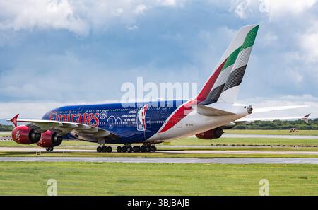 Manchester, Großbritannien, Samstag, den 14. Juni 2025; eine Airbus A380-861 „Official Airline Partner of the NBA“-Lackierung, Registrierung A6-EOD, von Emirates Airlines, landet am Flughafen Manchester, fliegt vom Dubai International Airport (DXB), Vereinigte Arabische Emirate als EK017. Das Flugzeug landete nach einem starken Regenschauer am Flughafen und ist mit einer speziellen Lackierung geschmückt, die Emirates Airlines als offizieller Airline Partner der NBA (National Basketball Association) erinnert. Credit JTW Aviation Images / Alamy Live News. Stockfoto