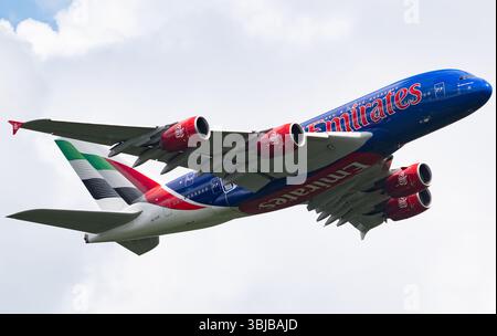 Manchester, Großbritannien, Samstag, den 14. Juni 2025; eine Airbus A380-861 „Official Airline Partner of the NBA“-Lackierung, Registrierung A6-EOD, von Emirates Airlines, landet am Flughafen Manchester, fliegt vom Dubai International Airport (DXB), Vereinigte Arabische Emirate als EK017. Das Flugzeug landete nach einem starken Regenschauer am Flughafen und ist mit einer speziellen Lackierung geschmückt, die Emirates Airlines als offizieller Airline Partner der NBA (National Basketball Association) erinnert. Credit JTW Aviation Images / Alamy Live News. Stockfoto