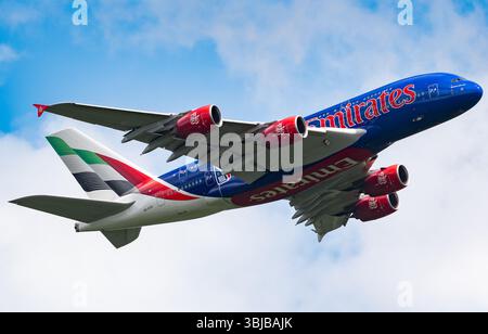 Manchester, Großbritannien, Samstag, den 14. Juni 2025; eine Airbus A380-861 „Official Airline Partner of the NBA“-Lackierung, Registrierung A6-EOD, von Emirates Airlines, landet am Flughafen Manchester, fliegt vom Dubai International Airport (DXB), Vereinigte Arabische Emirate als EK017. Das Flugzeug landete nach einem starken Regenschauer am Flughafen und ist mit einer speziellen Lackierung geschmückt, die Emirates Airlines als offizieller Airline Partner der NBA (National Basketball Association) erinnert. Credit JTW Aviation Images / Alamy Live News. Stockfoto
