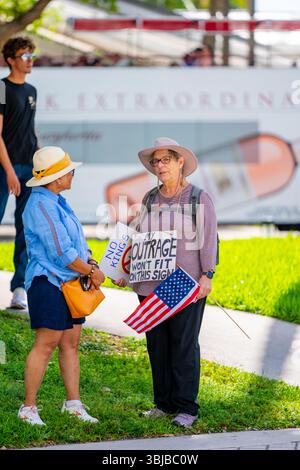 Miami, FL, USA - 14. Juni 2025: No Kings Protest Downtown Miami. Protest gegen Präsident Trump und Einwanderungspolitik Stockfoto