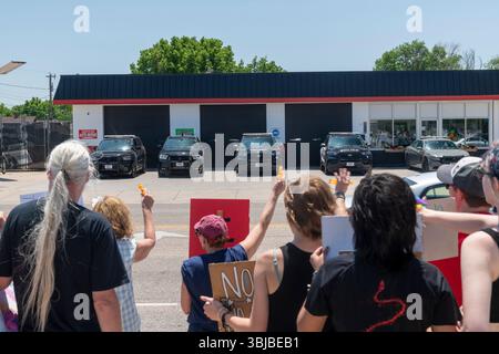 Demonstranten, die an dem „No King's Protest“ in West-Nebraska teilnahmen Stockfoto