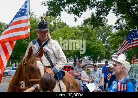 Rock Hill, South Carolina, USA – 14. Juni 2025: Reenactor des revolutionären Krieges spricht mit Demonstranten bei der Demonstration „No Kings“ Stockfoto