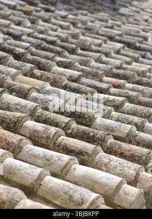Alten natürlichen Stein Dachziegel Stockfoto