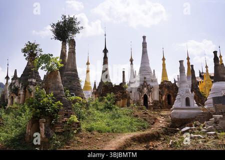 INLE LAKE, SHAN STATE, MYANMAR - 19. MAI 2009: Shwe Inn Thein Pagoden, gemischt neue und alte Stupas in einem kleinen Dorf Stockfoto