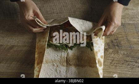 Schawarma in Lavash mit Huhn und Gemüse einwickeln Stockfoto