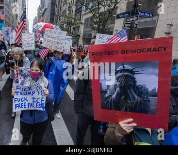 Demonstranten marschieren die Fifth Ave. Entlang der No Kings Rally am 14. Juni 2025 in New York City. (Shoun A. Hill/Alamy Live News) Stockfoto