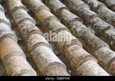 Alten natürlichen Stein Dachziegel Stockfoto