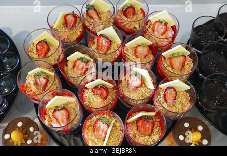 Erdbeerjoghurt im Glas mit Schokolade auf einem Banketttisch Stockfoto