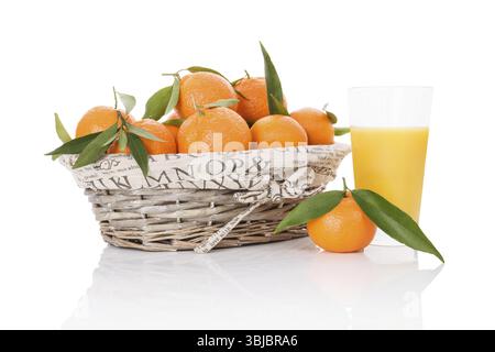 Mandarinen in weißem Holzkorb isoliert auf weißem Hintergrund. Hintergrund: Frisches reifes Obst Stockfoto