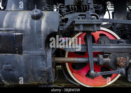 Räder der sowjetischen alten Dampflokomotive Klasse L Stockfoto