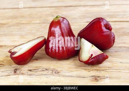 Reife Rosenäpfel oder Chomphu-Früchte auf Holztisch Stockfoto