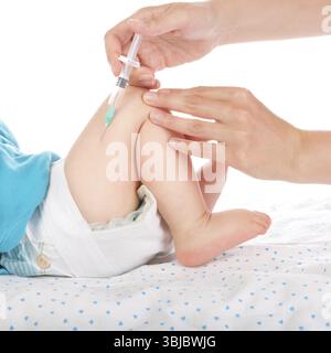 Baby bekommen Einspritzung am Bein auf weißem Hintergrund Stockfoto