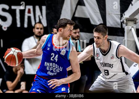 ISTANBUL, TÜRKEI - 14. JUNI 2025: Turkiye Sigorta Basketball Super League (BSL) spielt im Halbfinale des fünften Runde-Spiels zwischen Besiktas Fibabanka und Anadolu Efes in der Aktalar Sports Hall aus. Quelle: Ahmetozkanphotography/Alamy Live News Stockfoto