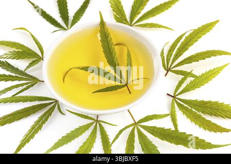 CBD-Marihuanaöl-Extrakt mit Marihuana-Blättern, isoliert auf weißem Hintergrund. Medizinisches Marihuana, pflanzliches Heilmittel Stockfoto