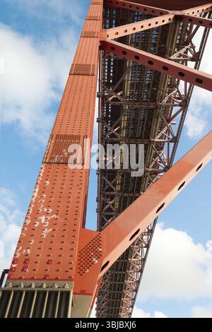 Unter der Brücke vom 25. april in Lissabon Stockfoto