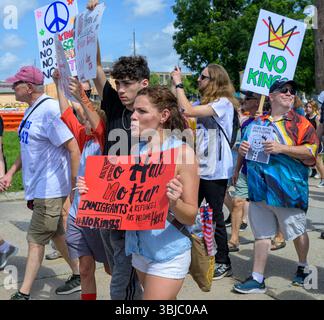 New Orleans, LA, USA - 14. Juni 2025: Anti-Trump-Demonstranten mit Schildern, die am No Kings March in Marigny in New Orleans teilnehmen Stockfoto
