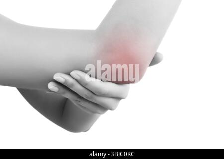 Nahaufnahme der hervorgehobenen Schmerzzone, Ellbogenschmerzen. Weibliche Hand, die ihren Ellenbogen isoliert auf weißem Hintergrund hält. Das Konzept des chronischen Schmerzes Stockfoto