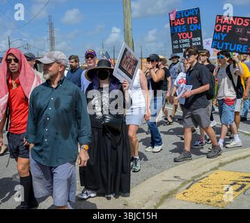 New Orleans, LA, USA - 14. Juni 2025: Anti-Trump-Demonstranten mit Schildern, die am No Kings March in Marigny in New Orleans teilnehmen Stockfoto