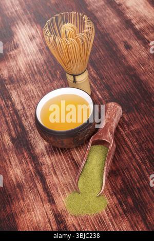 Traditioneller grüner Pudertee Matcha mit einer Tasse Tee, Bambus chasen auf hölzernem Hintergrund. Gesundes Teetrinken Stockfoto