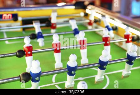 Tischfußballspiel mit roten und blauen Spielern Stockfoto