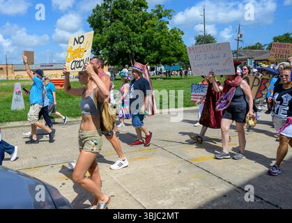 New Orleans, LA, USA - 14. Juni 2025: Anti-Trump-Demonstranten mit Schildern, die am No Kings March in Marigny in New Orleans teilnehmen Stockfoto