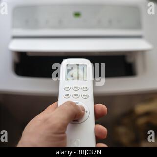 Handfernbedienung zur bodenstehenden mobilen Klimaanlage Stockfoto
