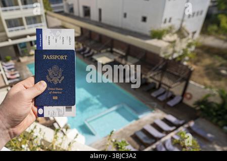 Mann mit USA-Pass und Flugticket Stockfoto