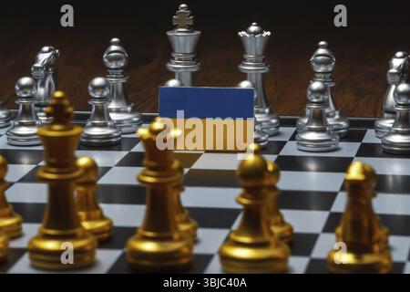 Schachbrettspiel. Das Konzept des politischen Konflikts mit der Ukraine Stockfoto