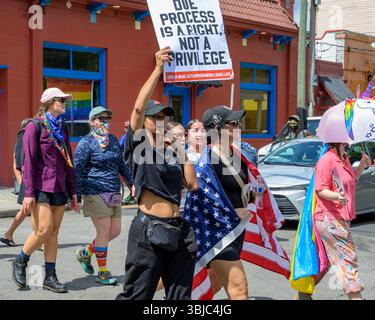 New Orleans, LA, USA - 14. Juni 2025: Anti-Trump-Demonstranten mit Schildern, die am No Kings March in Marigny in New Orleans teilnehmen Stockfoto