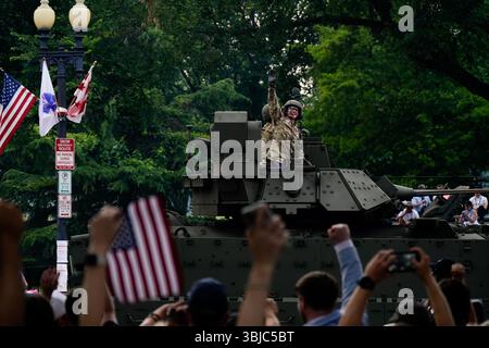 Washington, Usa. Juni 2025. Ein Mitglied des Militärs schwingt aus einem Panzer während der Parade zum 250. Jahrestag der US Army in Washington, DC, am Samstag, den 14. Juni 2025. Poolfoto von Kent Nishimura/UPI Credit: UPI/Alamy Live News Stockfoto