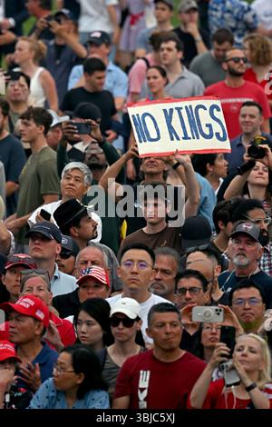 Washington, Usa. Juni 2025. Während einer Parade zum 250. Jahrestag der US-Armee in Washington DC am Samstag, den 14. Juni 2025, hält ein Zuschauer ein Anti-Trump-Zeichen von No Kings. Pool Foto von Kenny Holston/UPI Credit: UPI/Alamy Live News Stockfoto