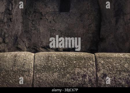 Butrint/Albanien 12. Oktober 2019. Antike Schrift in die Wände des Butrint-Tempels in Albanien eingraviert. UNESCO-Weltkulturerbe Stockfoto
