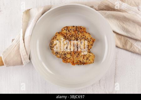 Knuspriges Weiner Schnitzel mit Sesamsamen in einer Pfanne von oben. Gebratenes Hühnersteak Stockfoto