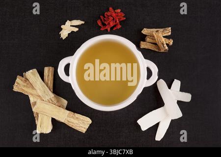 Eine andere Art von chinesischer Kräutermedizin für klare Suppe auf schwarzem Hintergrund. Imunity Booster Stockfoto