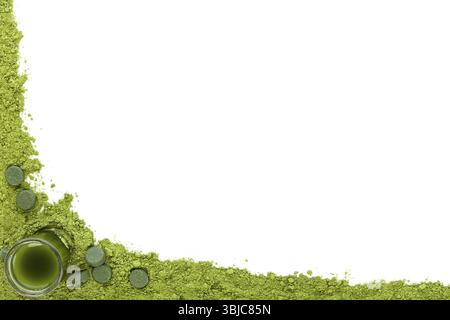 Hintergrund zu grünen Nahrungsergänzungsmitteln. Gemahlenes Pulver, grüne Pillen und grünes Getränk auf weißem Hintergrund mit Kopierraum. Alternative Medizin, gesundes Leben Stockfoto