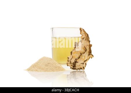 Angelica-Wurzelscheiben, Pulver und Tinktur isoliert auf weißem Hintergrund. Heilpflanze, traditionelle chinesische Medizin Stockfoto