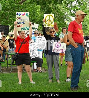 EMPORIA KANSAS, USA - 14. JUNI 2025 Eine Gruppe von etwa 300 Menschen versammelte sich im Fremont Park, um mit Schildern ihre Unzufriedenheit mit Präsident Trump und der aktuellen Politik seiner Regierung zu zeigen Stockfoto