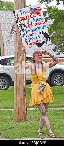 EMPORIA KANSAS, USA - 14. JUNI 2025 Eine Gruppe von etwa 300 Menschen versammelte sich im Fremont Park, um mit Schildern ihre Unzufriedenheit mit Präsident Trump und der aktuellen Politik seiner Regierung zu zeigen Stockfoto